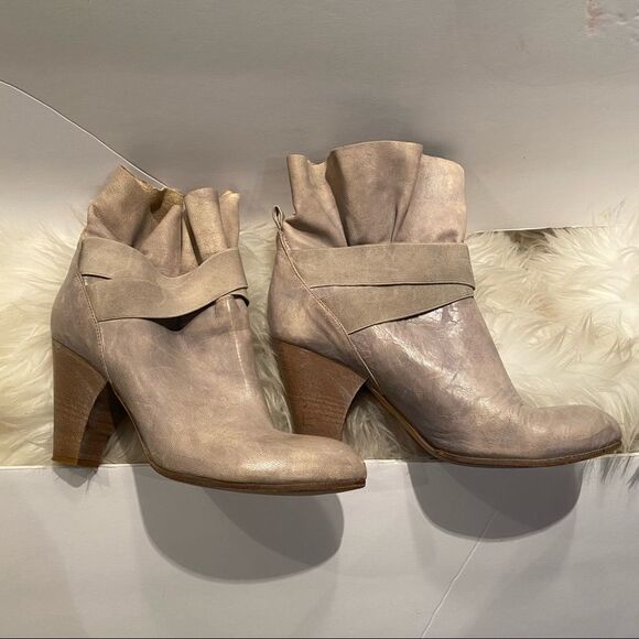 Italian leather ankle booties pull on 6.5 - Picture 1 of 10
